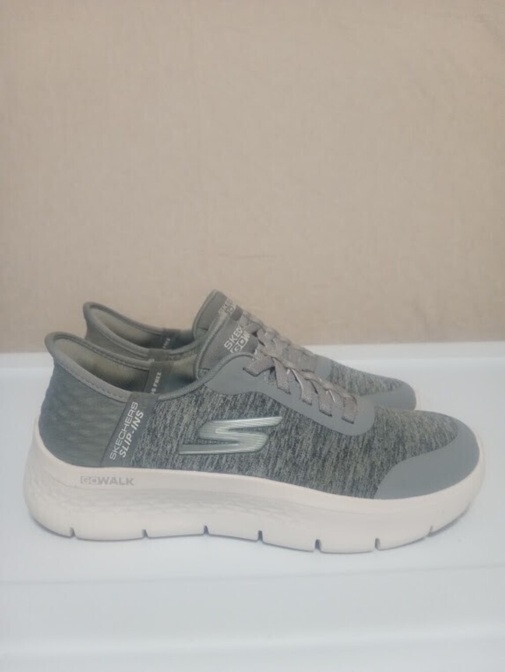 Gray Skechers Slip‑Ins Sneakers |Perfect for walking or everyday comfort GUC